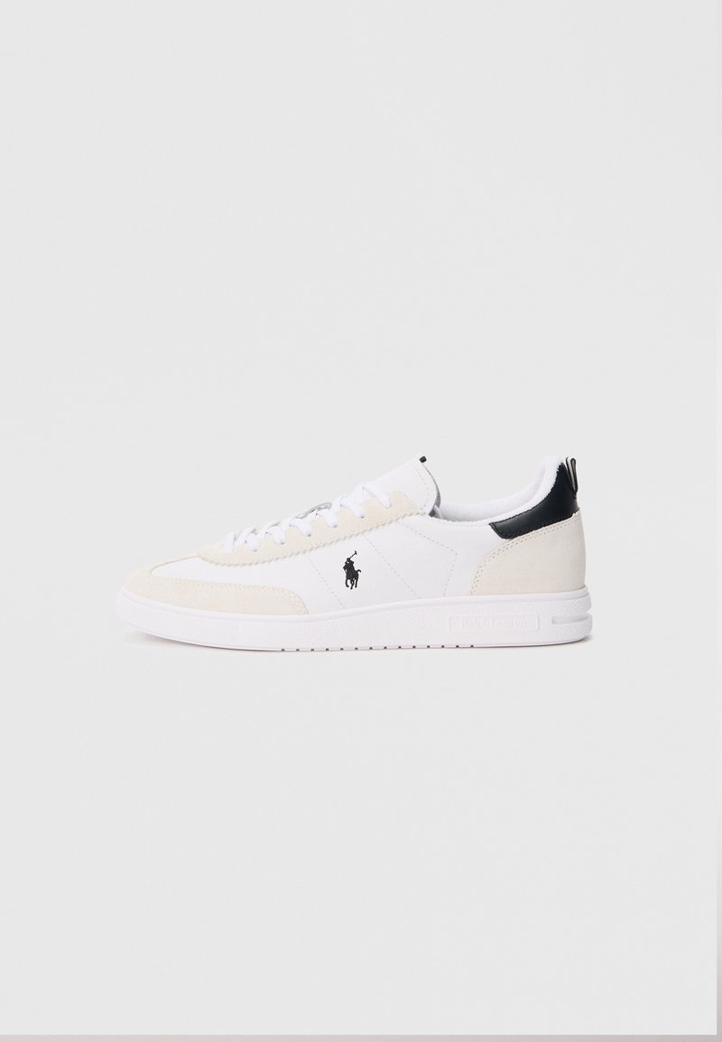 Scarpa da ginnastica bianca con dettagli in camoscio beige, linguetta posteriore nera, lacci bianchi e logo Polo Ralph Lauren nero sul lato, mostrata su sfondo semplice.