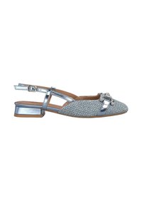 Scarpa slingback argento con tomaia intrecciata testurizzata, punta rotonda e tacco basso a blocco. Presenta una fibbia decorativa sulla parte anteriore.