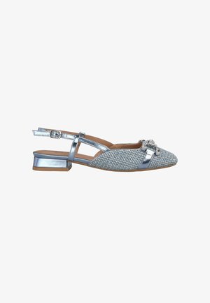 Scarpa slingback argento con tomaia intrecciata testurizzata, punta rotonda e tacco basso a blocco. Presenta una fibbia decorativa sulla parte anteriore.