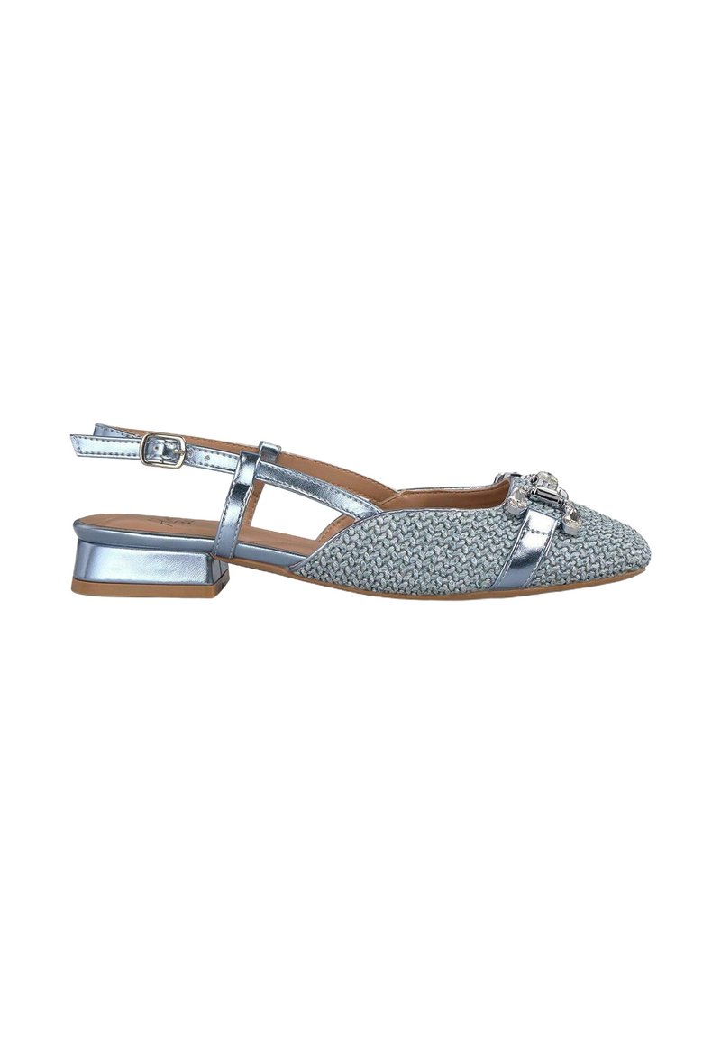 Scarpa slingback argento con tomaia intrecciata testurizzata, punta rotonda e tacco basso a blocco. Presenta una fibbia decorativa sulla parte anteriore.