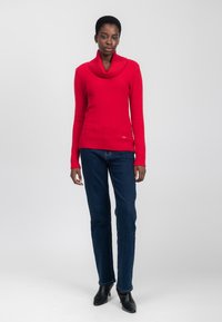 INFLUENCER COWL-NECK - Strickpullover - red