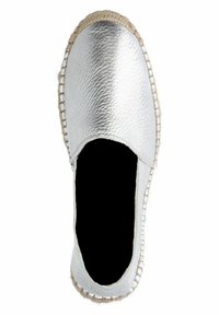 Zilveren leren espadrille met een ronde neus, gevlochten jute zool en gestikte details langs de rand. Gladde textuur met een metallic afwerking.