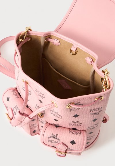 Sac seau en cuir rose MCM ouvert avec cordon, ferrures dorées et deux poches extérieures étiquetées.