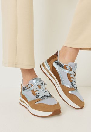 Tamaris SNEAKER - Sneakers laag - cognac blue