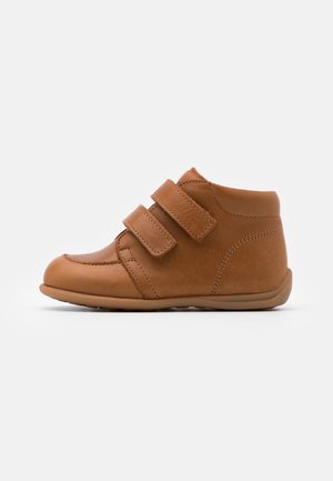 LUCA UNISEX - Boty se suchým zipem - cognac