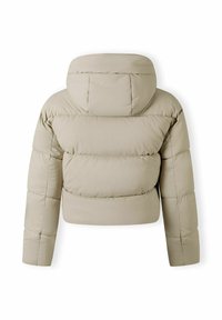 Beige, cropped pufferjack met capuchon, met gewatteerde vulling en een gladde textuur. De achterkant toont een eenvoudig, strak design.