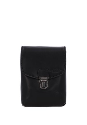 Sort læderlille pung med klap og sølvfarvet metalspænde, kompakt og rektangulær i formen.