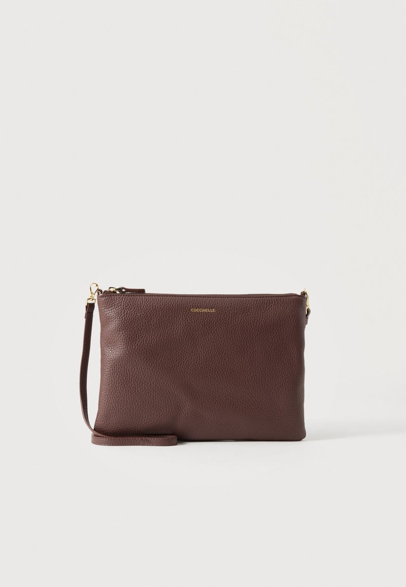 Σκούρο καφέ δερμάτινο clutch με χρυστό φερμουάρ και αποσπώμενο λουράκι, με μικρό χρυσό λογότυπο "Coccinelle".