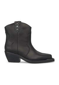 Botas de cuero negro hasta el tobillo con punta afilada, ligero tacón bloque elevado, remaches decorativos en la parte superior y detalles de costura a lo largo de los lados.