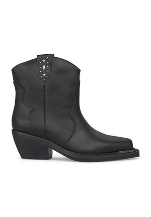 Botas de cuero negro hasta el tobillo con punta afilada, ligero tacón bloque elevado, remaches decorativos en la parte superior y detalles de costura a lo largo de los lados.
