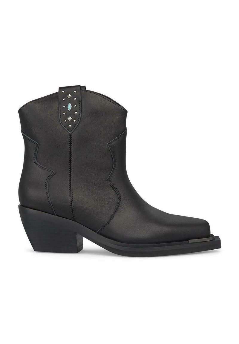 Botas de cuero negro hasta el tobillo con punta afilada, ligero tacón bloque elevado, remaches decorativos en la parte superior y detalles de costura a lo largo de los lados.