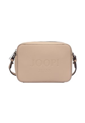 Sac bandoulière rectangulaire en cuir beige avec logo "JOOP! JEANS" embossé et sangle réglable à attaches métalliques.