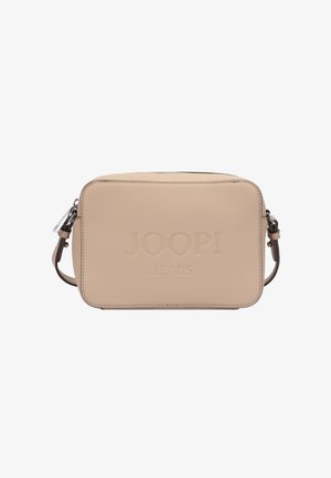 Sac bandoulière rectangulaire en cuir beige avec logo "JOOP! JEANS" embossé et sangle réglable à attaches métalliques.