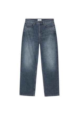 Sinised sirge säärega teksapüksid esitaskute, vööaasa ja nööp-kinnitusega, esitatud lamedalt valgel taustal.