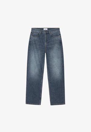 Μπλε τζιν παντελόνι με ίσια γραμμή, μπροστινές τσέπες, θηλιές για ζώνη και κλείσιμο με κουμπί, εμφανίζεται απλωμένο σε λευκό φόντο.