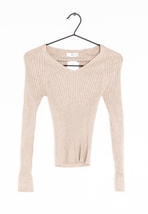 Beżowy prążkowany sweter z długim rękawem i dekoltem w serek, zawieszony na czarnym wieszaku na białym tle.