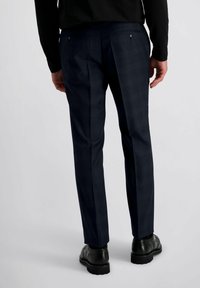 Marine kleurige pantalon van textuurstof, met een slim fit, subtiel ruitpatroon, achterzakken en gecombineerd met zwarte schoenen.