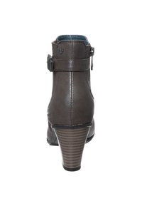 Ciemnobrązowy skórzany botek za kostkę z wyższym obcasem, bocznym paskiem ze sprzączką i tylnym zamkiem, pokazany od tyłu na białym tle.