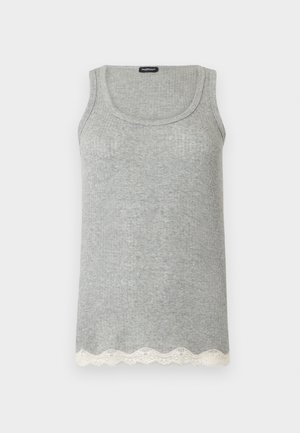 Šviesiai pilkas išmegztas be rankovių marškinėlis su apvalia iškirpte ir balta nėrinių apdaila apatinėje kraštinėje, rodomas ant paprasto fono.