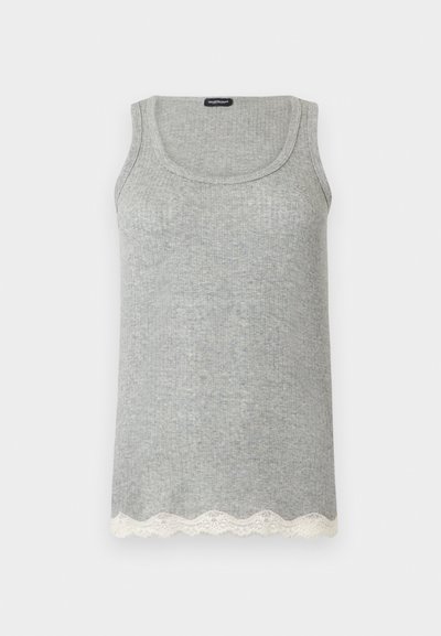 Világosszürke bordázott ujjatlan felső lekerekített nyakkivágással és fehér csipkés szegéllyel az alján, egyszínű háttéren bemutatva.