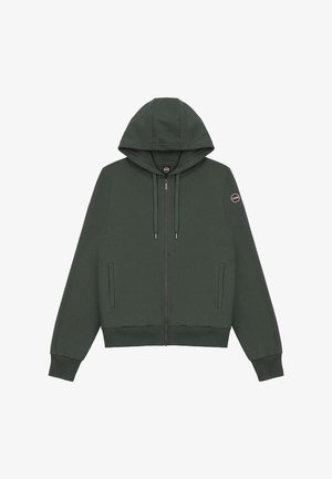 Ciemnozielona bluza z kapturem na zamek, z troczkami, bocznymi kieszeniami, ściągaczami na mankietach oraz małą okrągłą naszywką z logo na lewym rękawie.