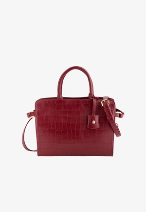 Bolso rojo con estampado de cocodrilo, dos asas, una correa de hombro desmontable y detalles en metal dorado. Textura de cuero suave.