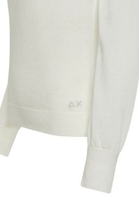 Pullover lavorato a maglia bianco con orlo e polsini a coste, decorato con un ricamo triangolare e a X delicato sul lato sinistro in basso.