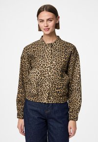 Leopardmönstrad bomberjacka med krage, långa ärmar och knappstängning framtill; tillverkad av ett mjukt, texturerat material.