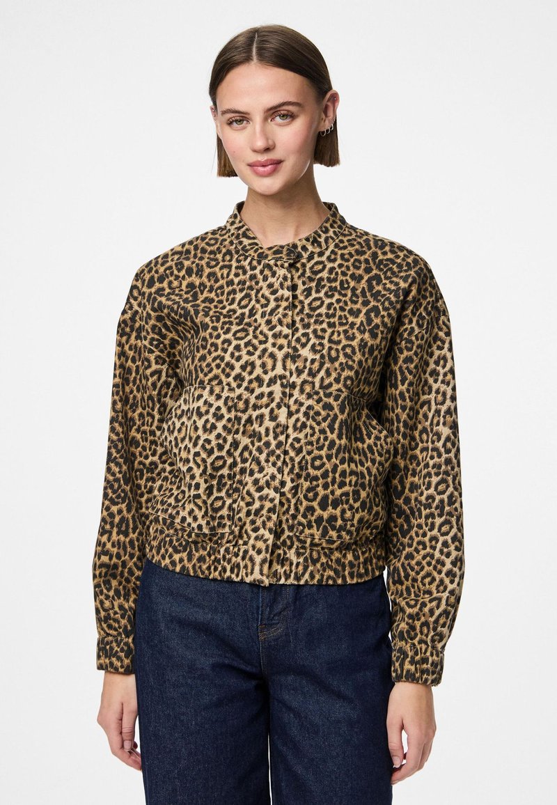 Leopardmönstrad bomberjacka med krage, långa ärmar och knappstängning framtill; tillverkad av ett mjukt, texturerat material.