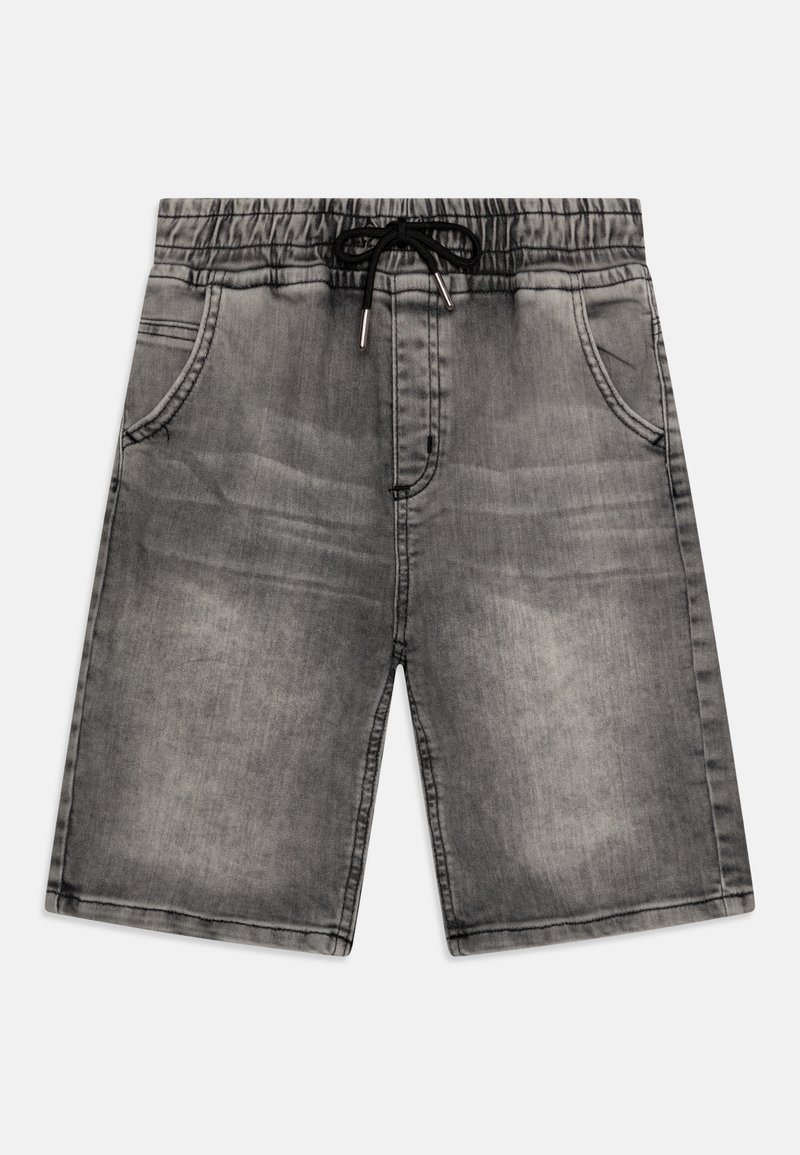 Shorts en jean gris avec ceinture élastique, cordon noir et poches avant, présentant une légère décoloration et des détails cousus.