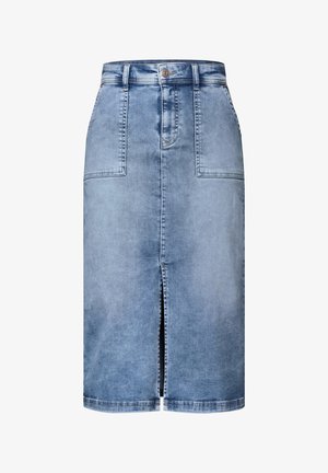 Jeanskjol i ljusblått, med ett midjelångt snitt, framfålla och två framfickor. Avslutad med knäppning och bälteshällor.