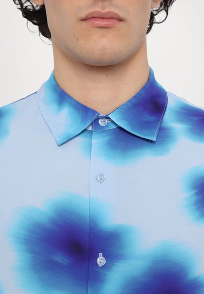 Cămașă cu mânecă scurtă, dintr-un material de culoare albastru deschis, cu modele de tie-dye în nuanțe de albastru închis, având un guler ascuțit și butoane transparente.