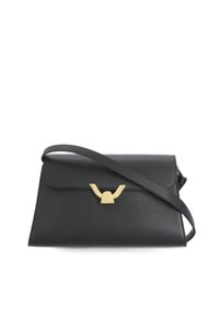 Borsa a tracolla in pelle nera con chiusura a patta, caratterizzata da un dettaglio in tono oro e una singola tracolla regolabile. Superficie texture.