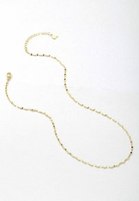 Gouden ketting met een geschakeld ontwerp, voorzien van een gepolijste afwerking en een veilige sluiting. Heeft een lengte van ongeveer 60 cm.