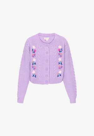 Lilla strikket cardigan med kabelmønster, prydet med blomsterbroderi i pink og blå, samt seks matchende knapper foran.