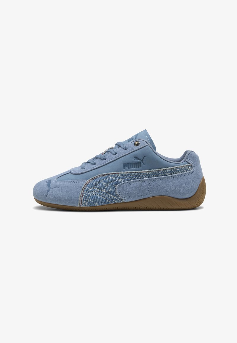 Jasnoniebieski sneaker marki Puma z detalami z denimu, cholewką z zamszu, gumową podeszwą, zapięciem na sznurówki oraz logo Puma po bokach i na nosku.