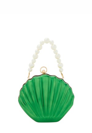 Groene schelpvormige handtas met ribbelstructuur, gouden hardware en een handvat van witte parels. Glanzende afwerking met gekromde randen.