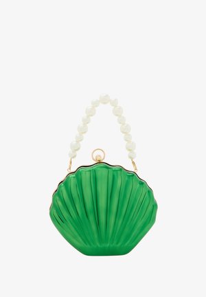 Zielona torebka w kształcie muszli z żebrowaną teksturą, złotymi elementami metalowymi i uchwytem z białych pereł. Błyszczące wykończenie z zaokrąglonymi krawędziami.