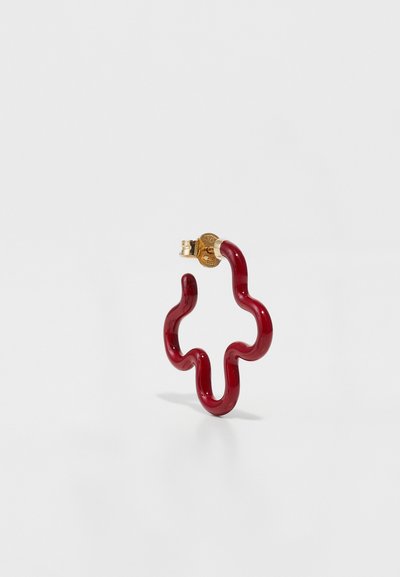 Rote, geschwungene Hoops mit wellenförmigem Design, aus glänzendem Material gefertigt, mit einer goldfarbenen Verschluss für sicheren Halt.