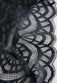 Thumbnail Image 7