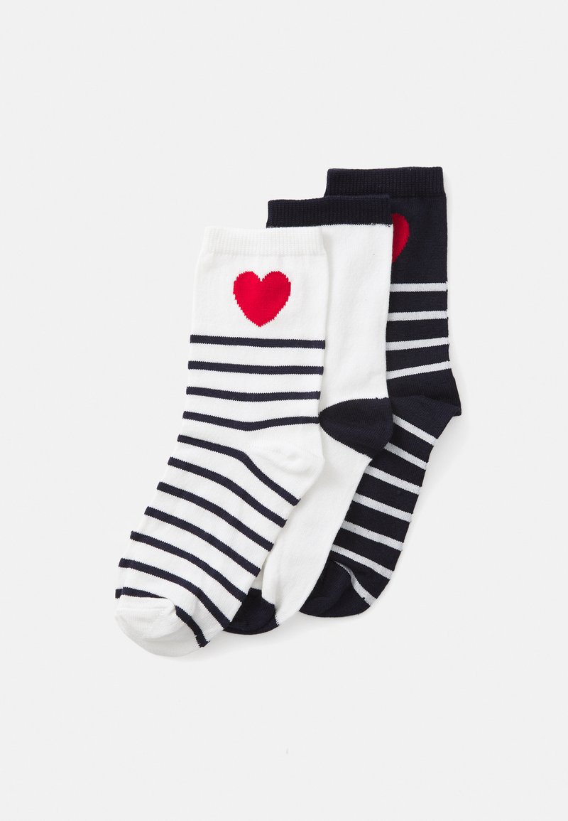 Gestreifte Socken in Weiß mit Marineblau und einfarbigem Marineblau. Mit rotem Herzakzent auf der weißen Socke. Aus einem Baumwollmix, mittlere Knielänge.