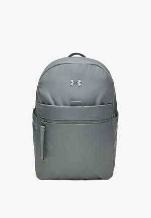 Zaino Under Armour grigio con tasca frontale con cerniera, tasche laterali, manico superiore e logo centrato vicino alla parte superiore.