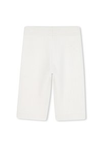 Witte gebreide shorts met een geribde tailleband en afgewerkte zomen. De stof lijkt zacht en rekbaar, ontworpen voor comfort.