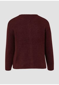 Ciemno burgundowy sweter dzianinowy z długimi rękawami i okrągłym dekoltem, pokazany od tyłu na jednolitym jasnoszarym tle.