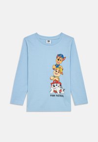 Lichtblauw langemouwen shirt van katoen, met drie gestapelde cartoonhonden en de tekst "PAW PATROL" onderaan.