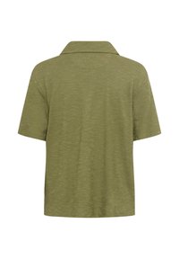 Polo vert à manches courtes avec une coupe décontractée et un tissu texturé, vu de dos sur fond blanc.