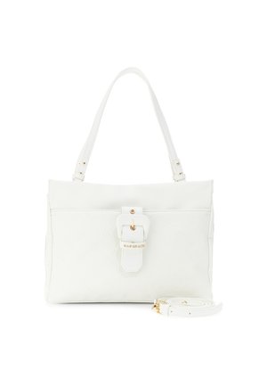 Witte leren tote bag met gegraveerd patroon, gouden hardware accenten, afneembare schouderriem en een sluiting met klapsluiting aan de voorkant.