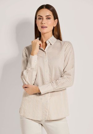 Beige und creme gestreiftes Hemd mit Knöpfen, Kragen, langen Ärmeln und abgerundetem Saum. Der Stoff hat eine subtile Textur und ein leichtes Gefühl.