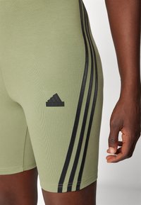 adidas Sportswear FUTURE ICONS THREE STRIPES BIKER SHORT - Leggings - tent green