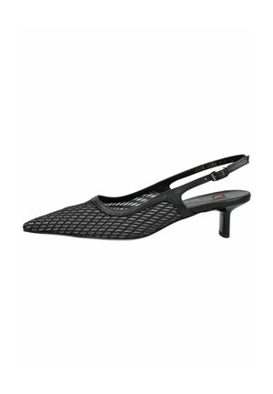 Zapato de tacón slingback negro con punta puntiaguda, patrón tejido texturizado, tacón bajo estilo kitten y correa ajustable en el tobillo.